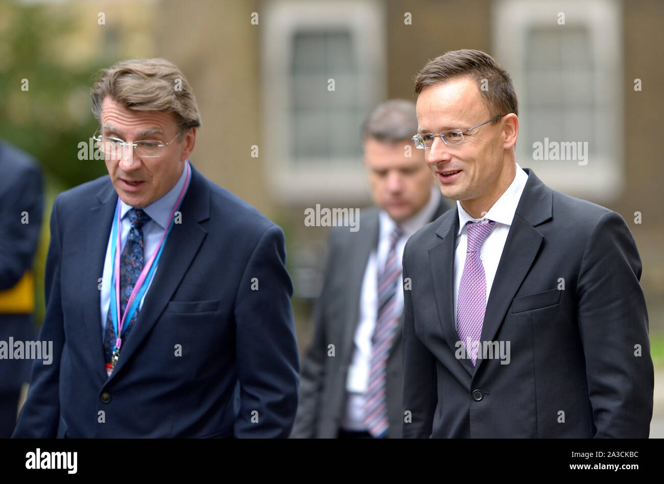 Ungarische Außenminister Péter Szijjártó (rechts) Gespräche in der Downing Street mit Brexit Schriftführer Steve Barclay. London, Großbritannien. 3. Okt, 2019. Briti Stockfoto