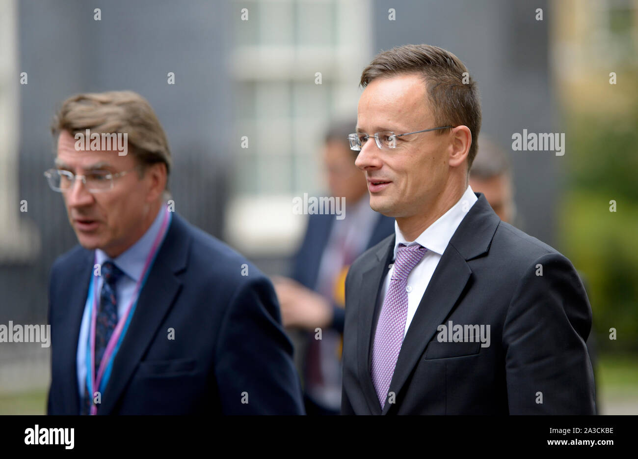 Ungarische Außenminister Péter Szijjártó (rechts) Gespräche in der Downing Street mit Brexit Schriftführer Steve Barclay. London, Großbritannien. 3. Okt, 2019. Briti Stockfoto