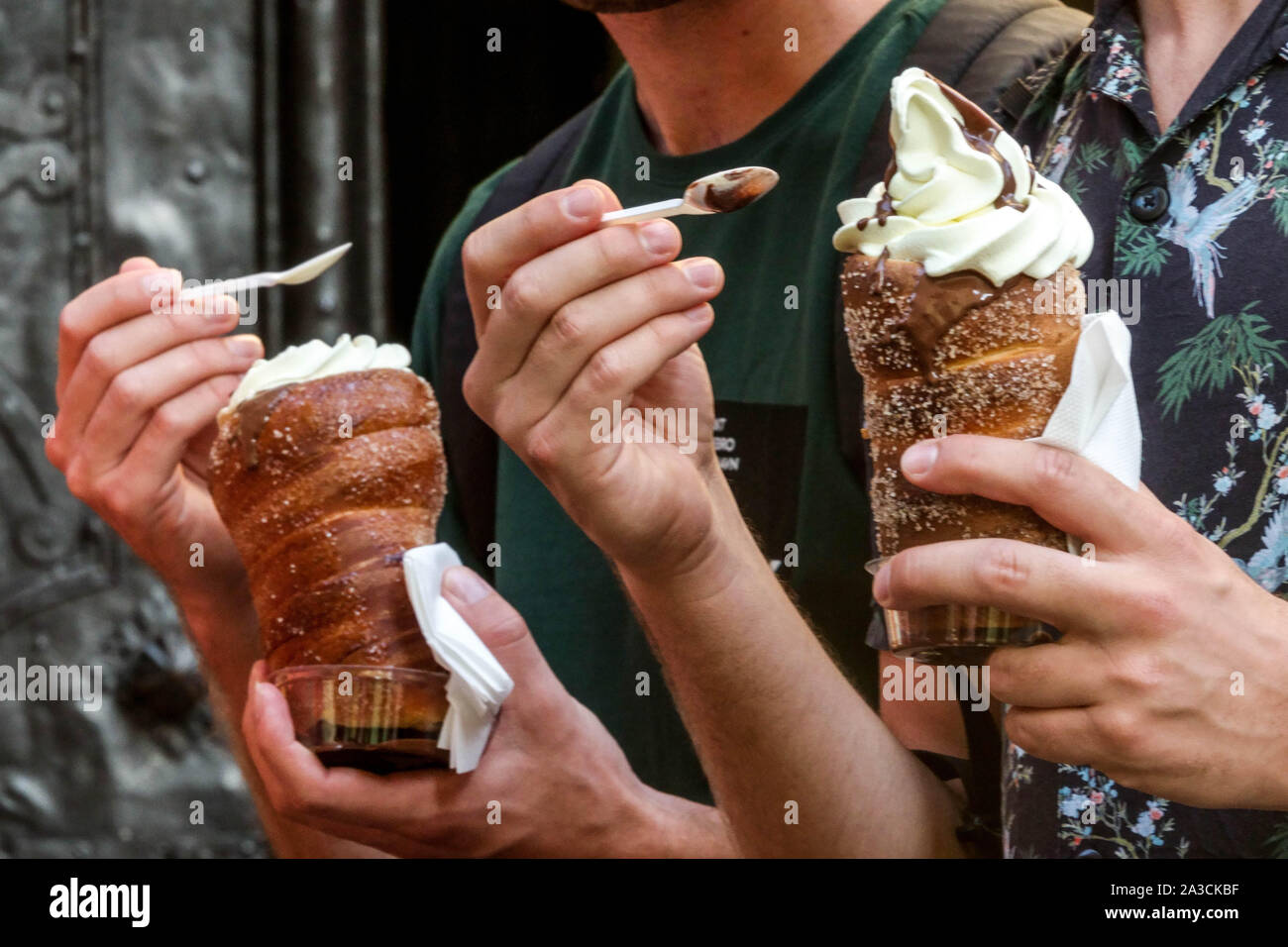 Trdelnik Prag Essen, Eiscreme Leute essen Kuchen Tschechische Republik Stockfoto