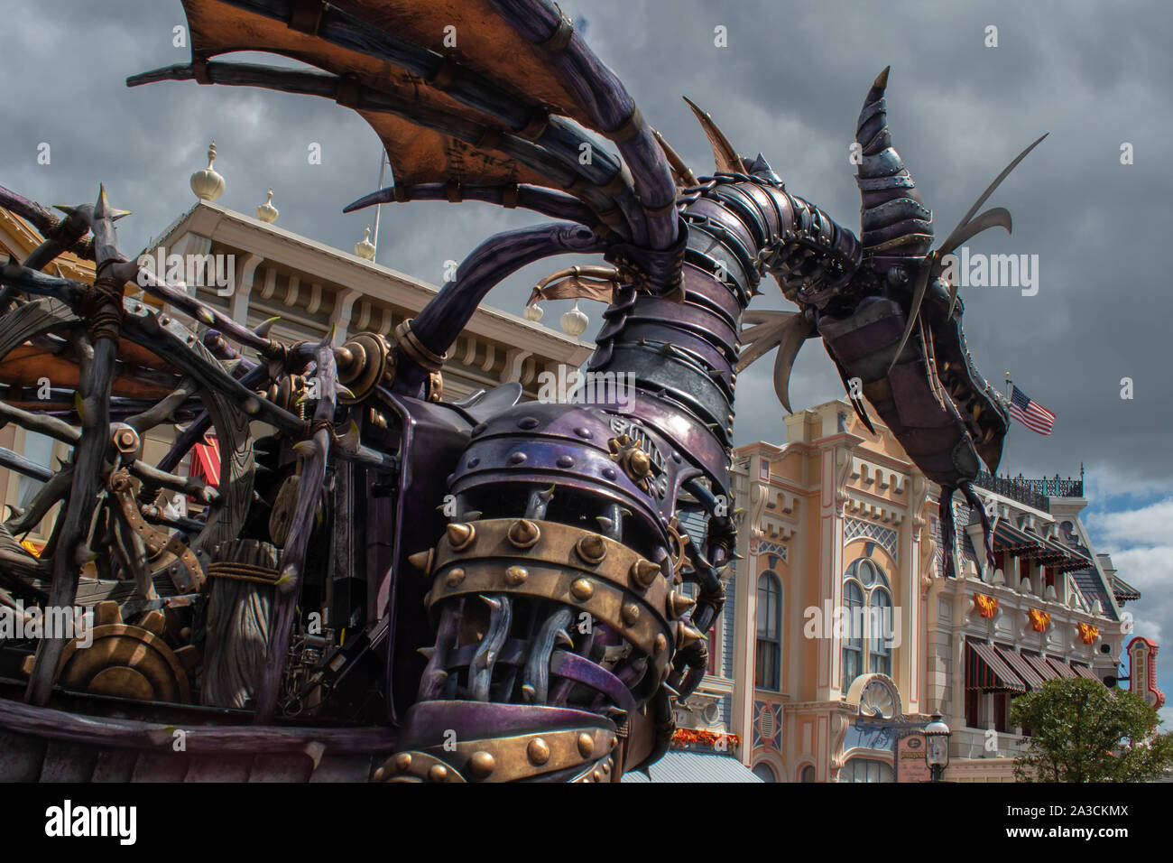 Orlando, Florida. September 25, 2019. Maleficient Drachen in Disney Festival des Fantasy Parade bei Magic Kigndom Stockfoto