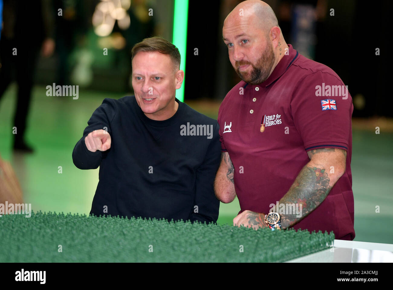 Schauspieler Antony Baumwolle (links) und Veteran Dave Watson (rechts) ein Modell Kraft von 40.000 Soldaten zahlen, die jede Person medizinisch aus der Bundeswehr in 20 Jahren entladen darstellen, und ist an das Arndale Centre in Manchester vorgestellt. Stockfoto