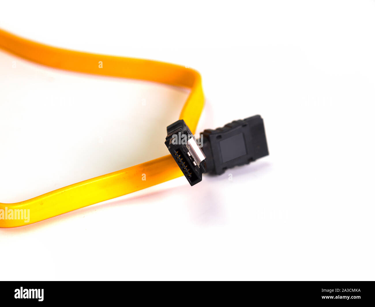 Serielle ATA-Kabel auf weißem Hintergrund Stockfoto