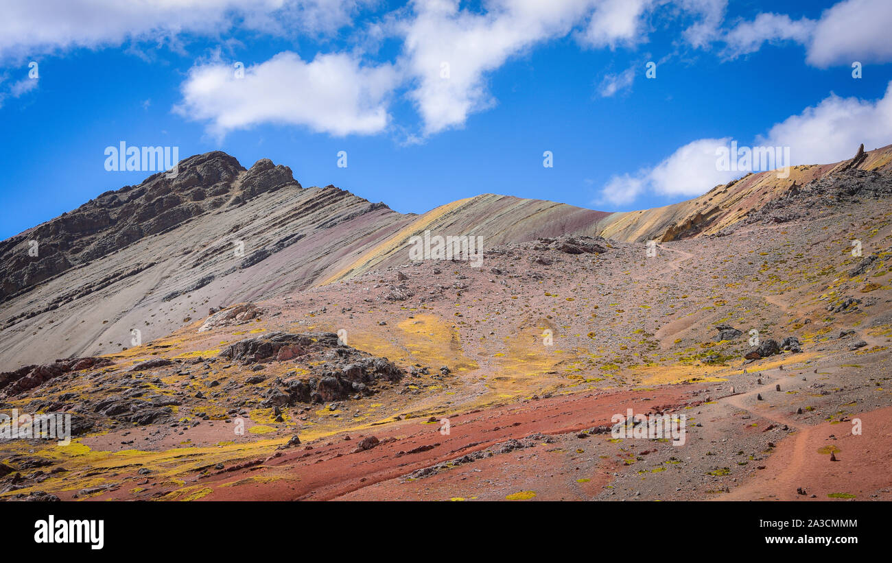 Mineral reichen geologischen Formationen in den Bergen der Cordillera Vilcanota. Ausungate, Cusco, Peru Stockfoto