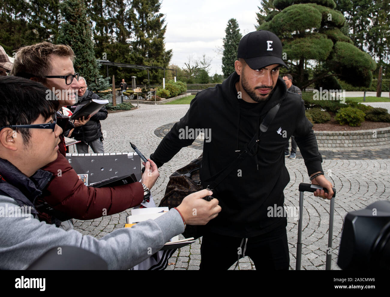 Dortmund, Deutschland. 07 Okt, 2019. Fußball: Nationalmannschaft, vor dem Länderspiel gegen Argentinien: Emre können Pässe Autogramm Sammler an das Team Hotel. Quelle: Bernd Thissen/dpa/Alamy leben Nachrichten Stockfoto