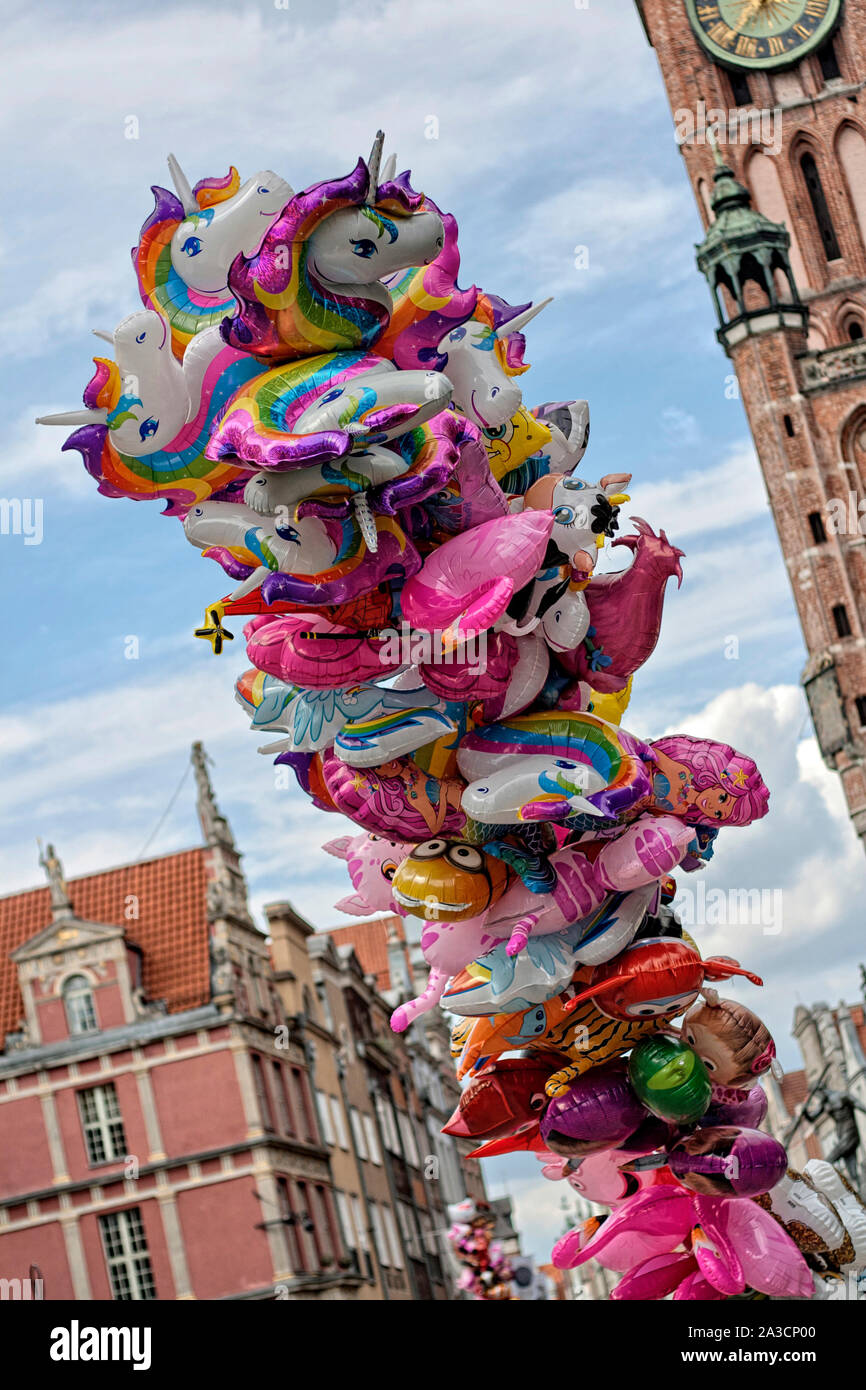 Bunte Luftballons mit Helium Folsäure Zeichen picturing von Geschichten gefüllt, Danzig Długa Straße, Polen Stockfoto