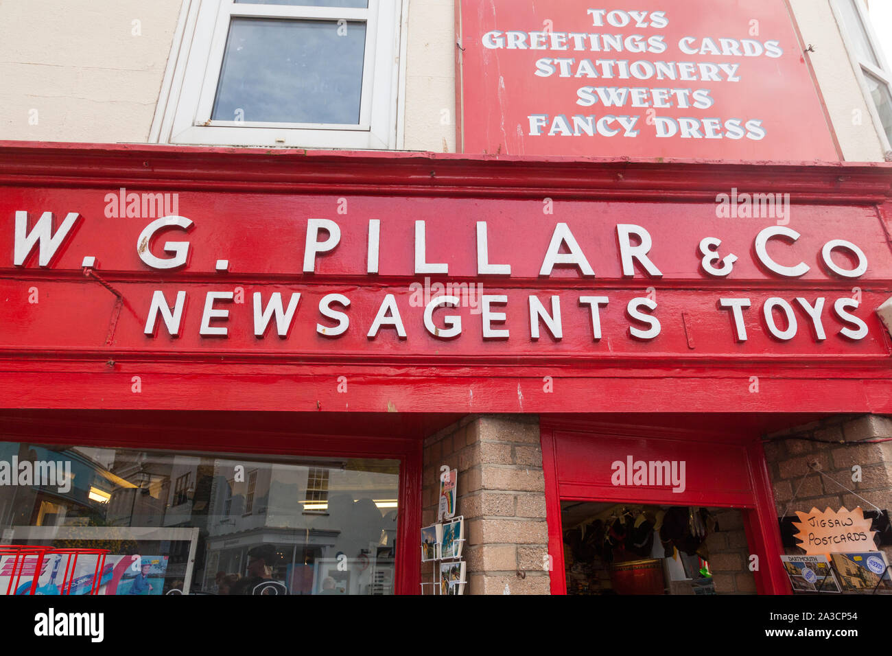 W.G Säule&Co Zeitungsladen und Toy Shop, Dartmouth, Devon, England, Vereinigtes Königreich. Stockfoto