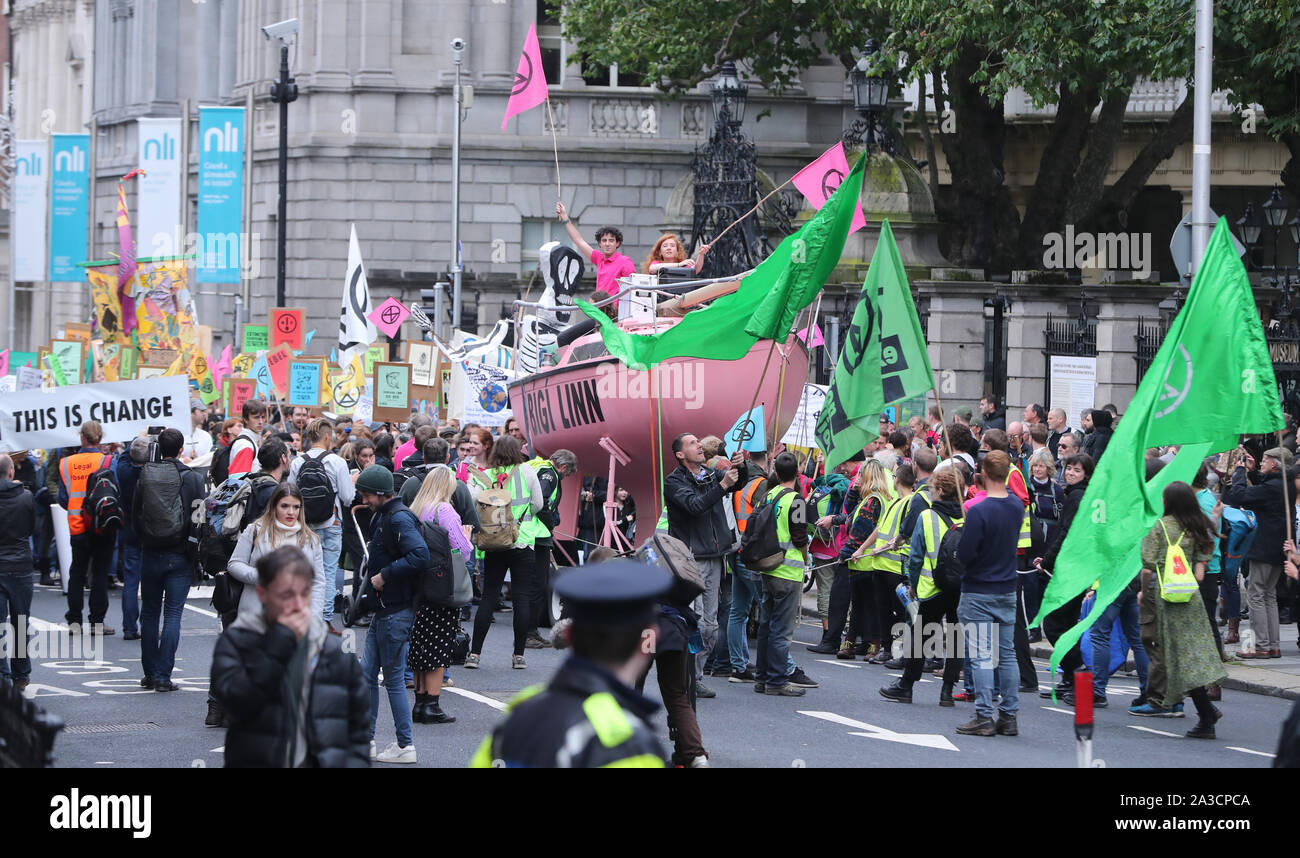 Mitglieder des Aussterbens Rebellion Demonstranten auf einem Boot außerhalb Leinster House beginnen eine Woche der direkten Aktion der irischen Regierung Klima Untätigkeit im Stadtzentrum von Dublin zu markieren. Stockfoto