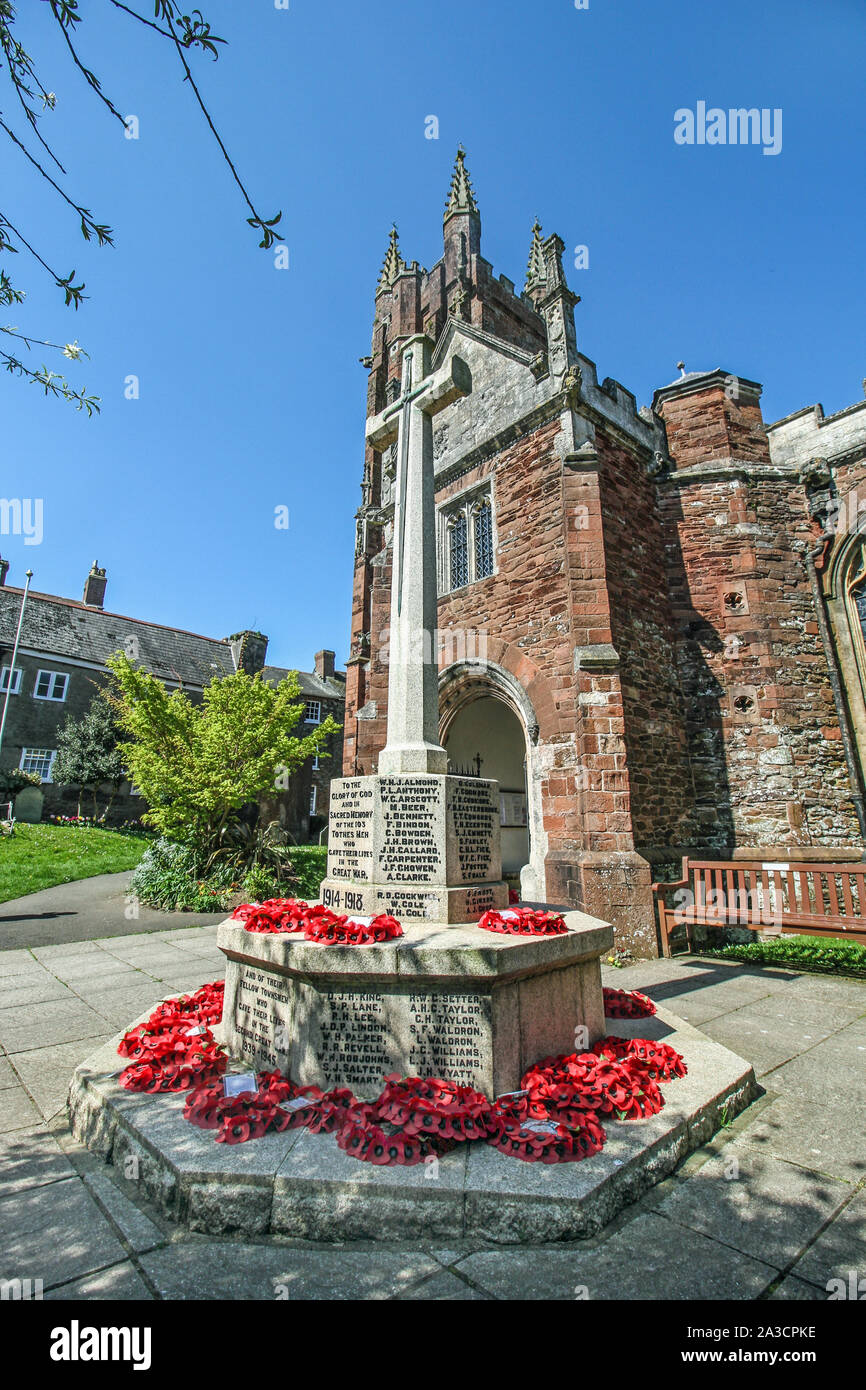 Poppy Kränze umgeben das Kriegerdenkmal vor der Kirche St. Mary in der historischen Devonshire Stadt Totnes Stockfoto