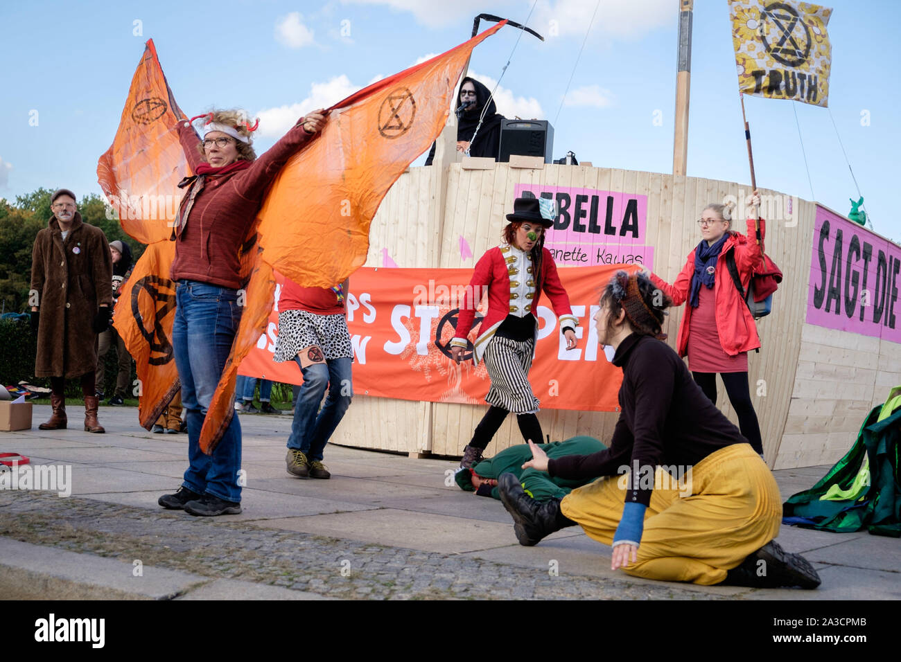 Oktober 7, 2019: Aktivisten können, während mehrere hundert Klima Aktivisten aus den sozio-politischen Bewegung Aussterben Rebellion (abgekürzt als XR) Block wichtige Verkehrsknotenpunkte in Berlin gesehen werden. Die Aktivisten haben im Voraus für massiven zivilen Ungehorsams aufgerufen. Kredite: Jan Scheunert/ZUMA Draht/Alamy leben Nachrichten Stockfoto