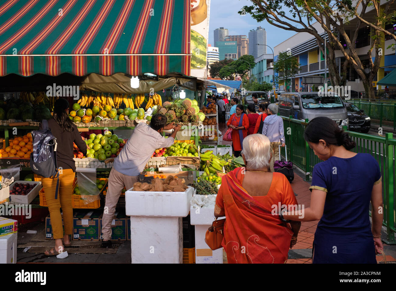 Marktstände mit bunten Obst und Gemüse, und meist Indischen Käufern in den traditionellen indischen Kleid, in Liittle Indien, Singapur Stockfoto