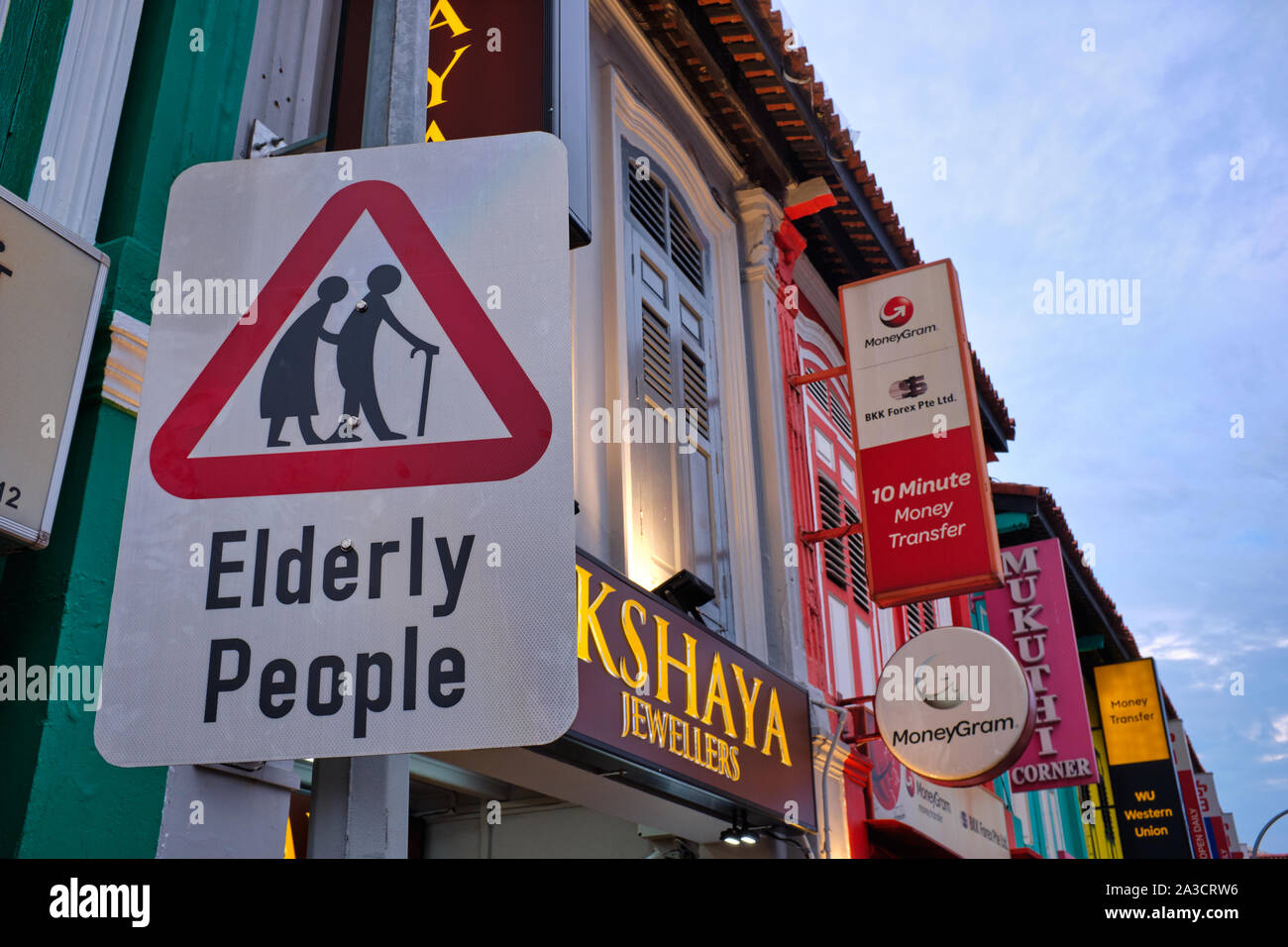 Ein Verkehrsschild in Curbau Rd., Little India, Singapur, mit einer älteren, Paar anmeldenden Kraftfahrer über das mögliche Vorhandensein von älteren Menschen Stockfoto