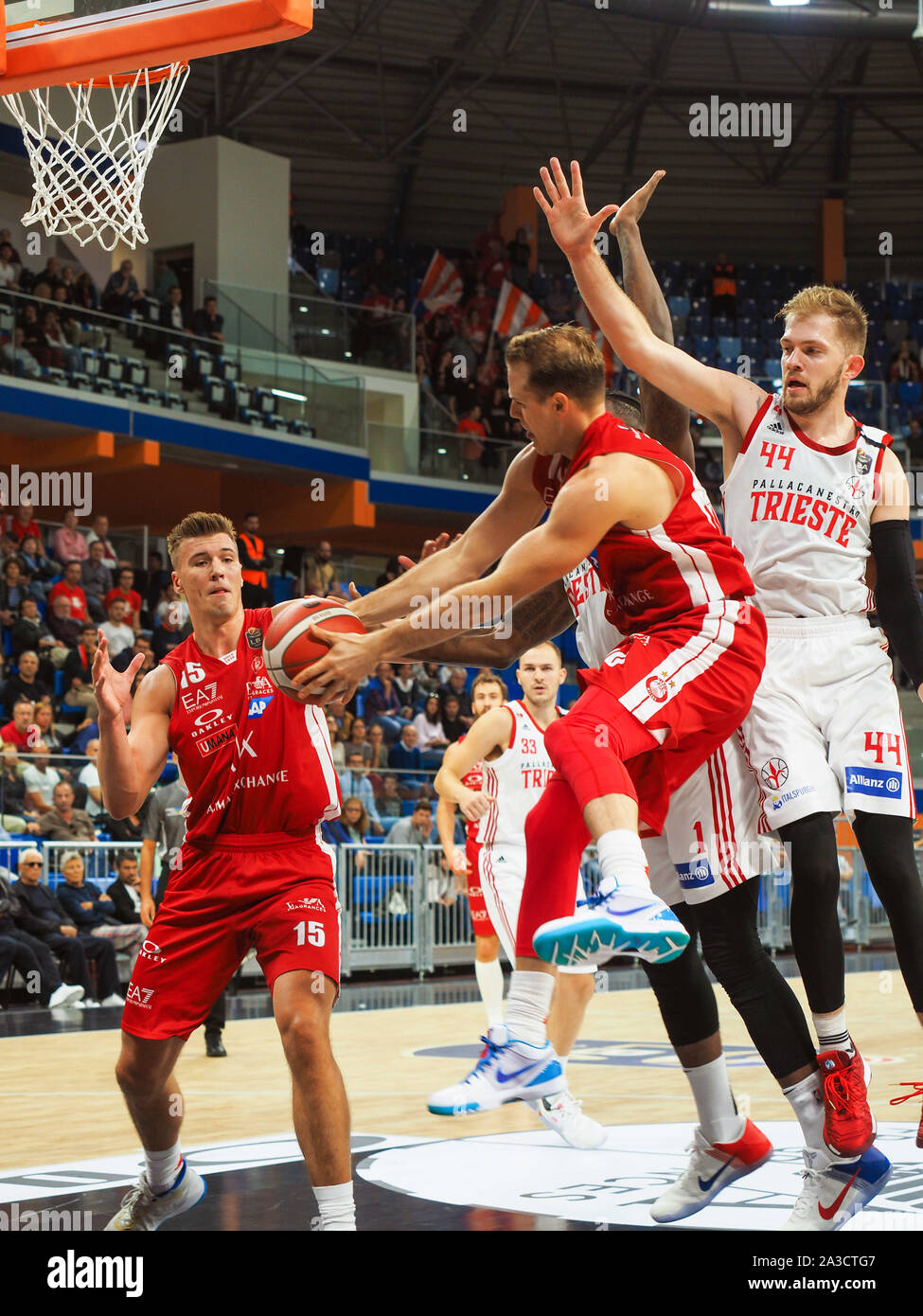 Michael Roll von ax Armani Olimpia Milano Passa al compagno tarzcewski während Pallacanestro Triest Vs A|X Armani Exchange Olimpia Milano, Milano, I Stockfoto