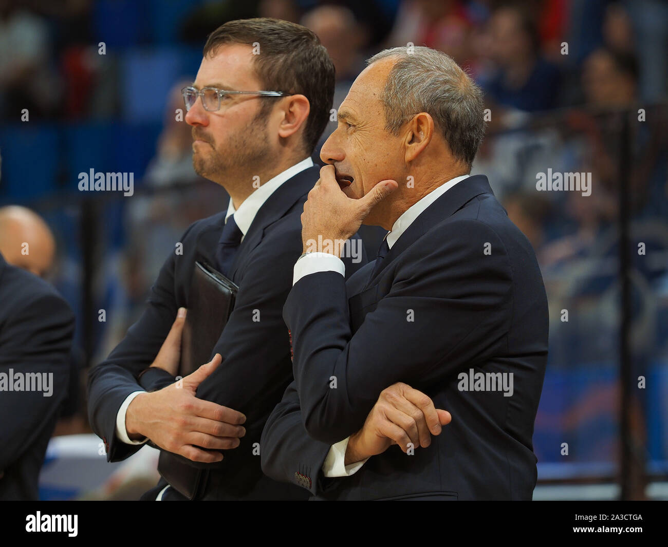 Ettore messina Trainer von Armani Milano mit Tom bialaszewski während Pallacanestro Triest Vs A|X Armani Exchange Olimpia Milano, Mailand, Italien, 06 Oc Stockfoto