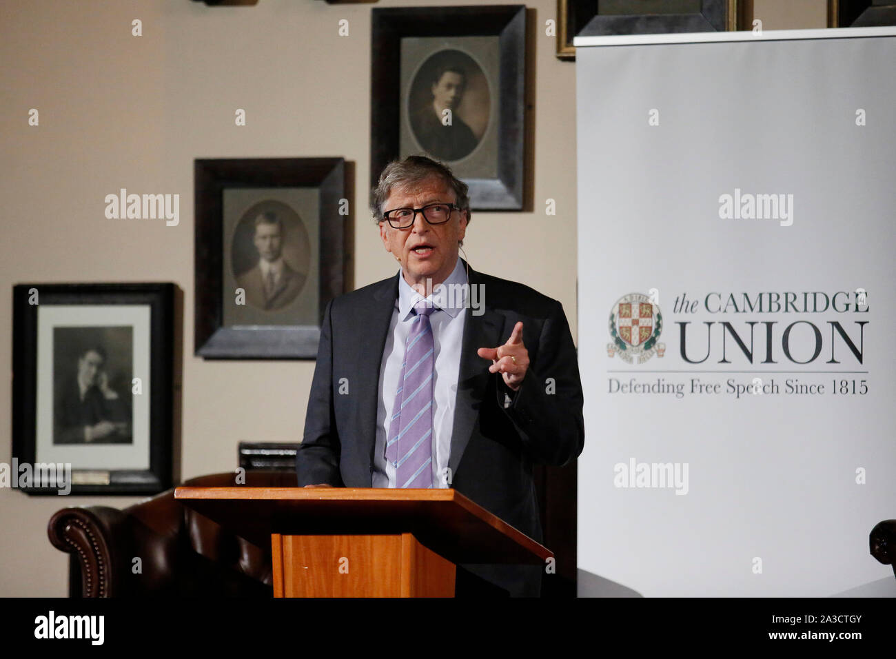 Universität Cambridge, UK. 7. Okt 2019. Neu Hawking Fellow, Bill Gates, KBE, co-Chair der Bill und Melinda Gates Stiftung ernannt, spricht nach Erhalt der Professor Hawking Fellowship 2019 an der Cambridge Union, Cambridge, Montag, 7. Oktober 2019. Der Professor Hawking Gemeinschaft wurde von der Cambridge Union Society, die 2017 gegründet wurde und zu Ehren von Professor Stephen Hawking benannt. Credit: Lukas MacGregor/Alamy leben Nachrichten Stockfoto