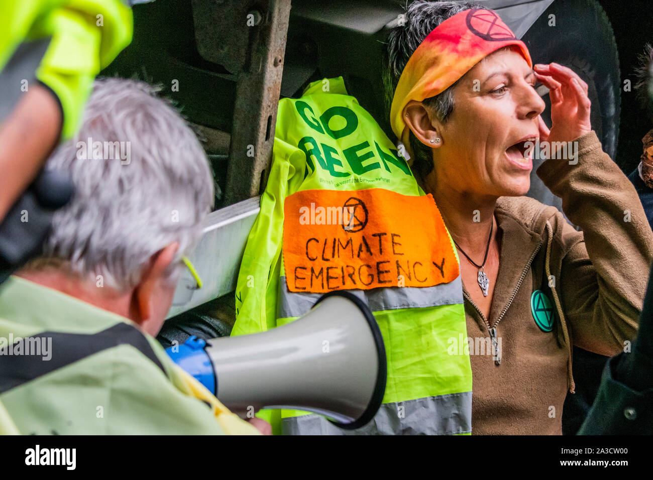 London, Großbritannien. 7. Okt 2019. Ein Lkw blockiert die Straße vor dem Home Office und Demonstranten, die sich auf IT-Aussterben Rebellion Kette beginnen im Oktober Aktion die Straßen im Zentrum Londons für bis zu zwei Wochen blockieren. Sie sind einmal hervorheben, das Klima, mit der Zeit den Planeten vor einer Klimakatastrophe zu speichern. Dies ist Teil der laufenden ER und andere Proteste zu handeln, die von der britischen Regierung auf die "klimakrise" verlangen. Die Aktion ist Teil einer international koordinierten protestieren. Credit: Guy Bell/Alamy leben Nachrichten Stockfoto
