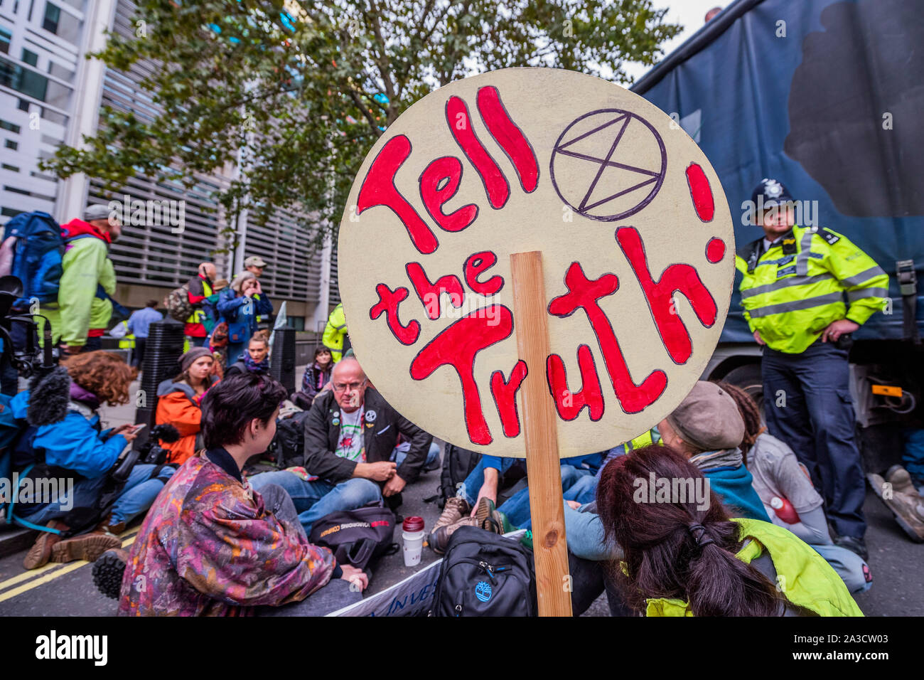 London, Großbritannien. 7. Okt 2019. Ein Lkw blockiert die Straße vor dem Home Office und Demonstranten, die sich auf IT-Aussterben Rebellion Kette beginnen im Oktober Aktion die Straßen im Zentrum Londons für bis zu zwei Wochen blockieren. Sie sind einmal hervorheben, das Klima, mit der Zeit den Planeten vor einer Klimakatastrophe zu speichern. Dies ist Teil der laufenden ER und andere Proteste zu handeln, die von der britischen Regierung auf die "klimakrise" verlangen. Die Aktion ist Teil einer international koordinierten protestieren. Credit: Guy Bell/Alamy leben Nachrichten Stockfoto