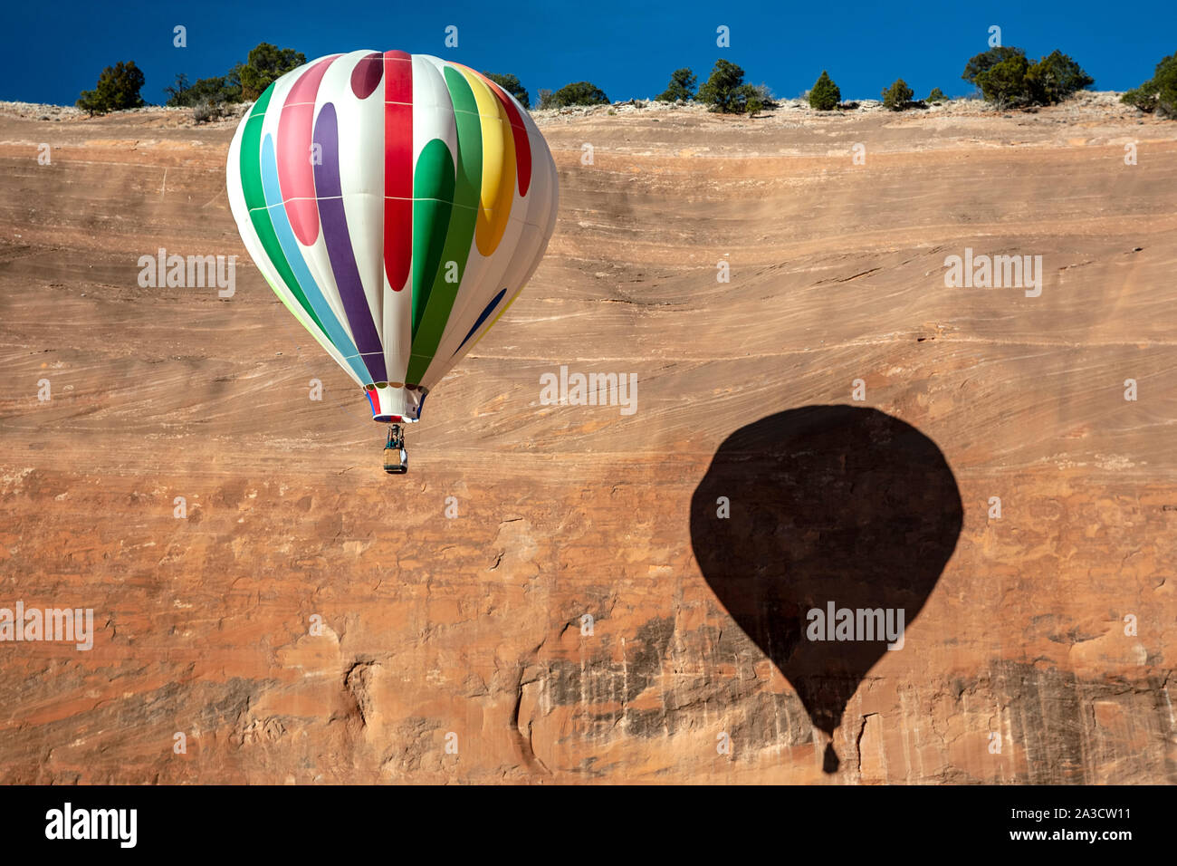 Heißluftballon in der Nähe von Sandsteinfelsen, Red Rock Balloon Rally, Gallup, New Mexico USA Stockfoto