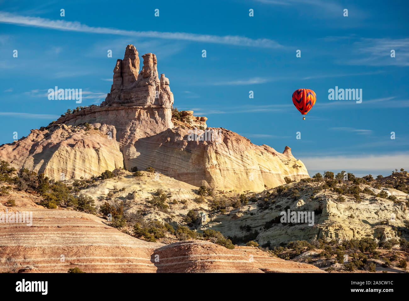 Heißluftballon und Kirche Rock, Red Rock Balloon Rally, Gallup, New Mexico USA Stockfoto