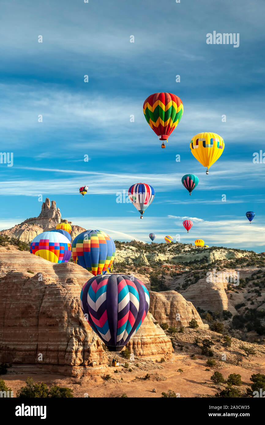 Heiße Luftballons und Kirche Rock Mass Ascension, Red Rock Ballon Rallye, Gallup, New Mexico, Vereinigte Staaten Stockfoto