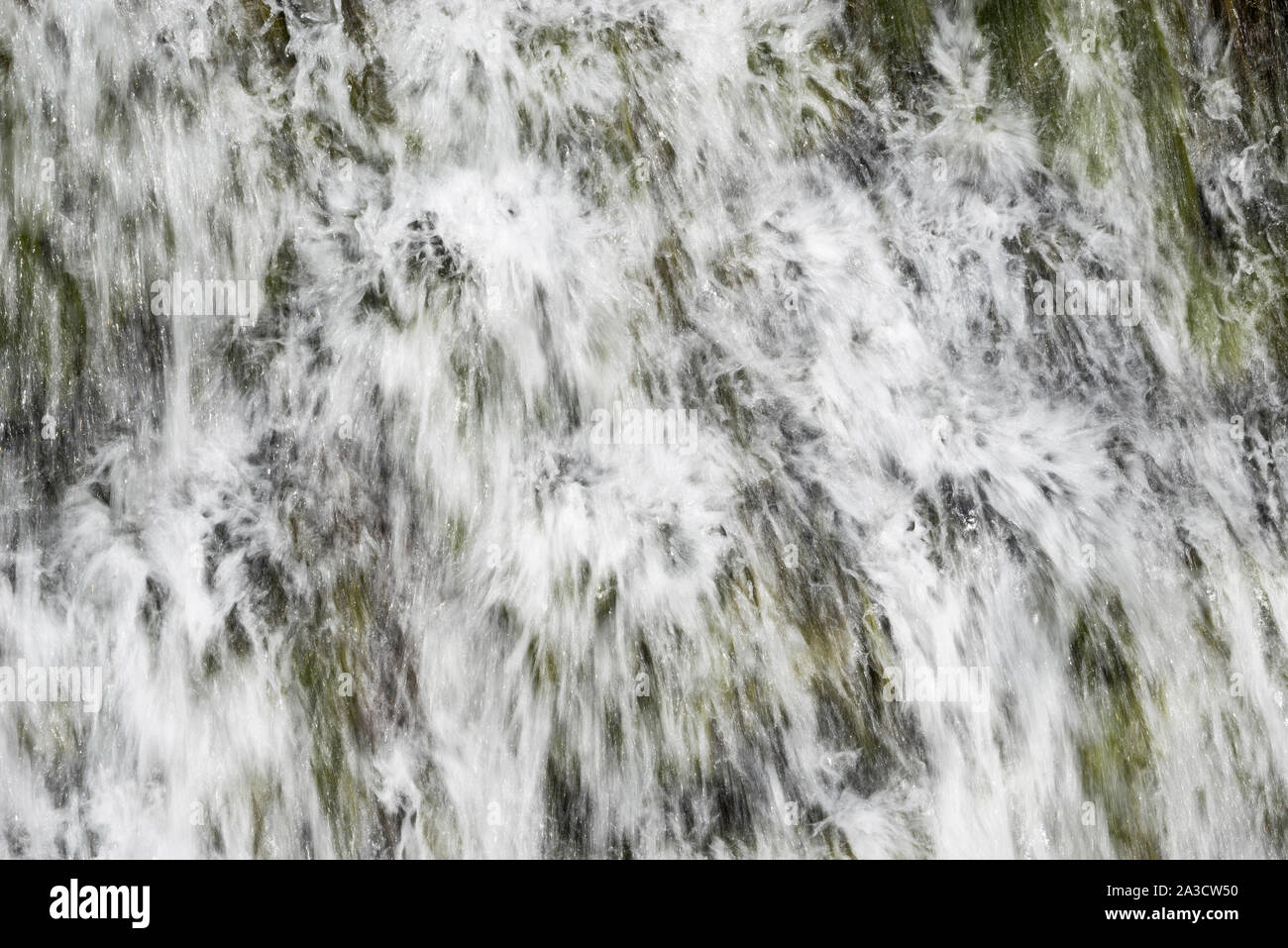 Nahaufnahme des Wasserfalls an einem klaren Moorbach. Langsame Verschlusszeit erzeugt Bewegungsgefühl. Stockfoto