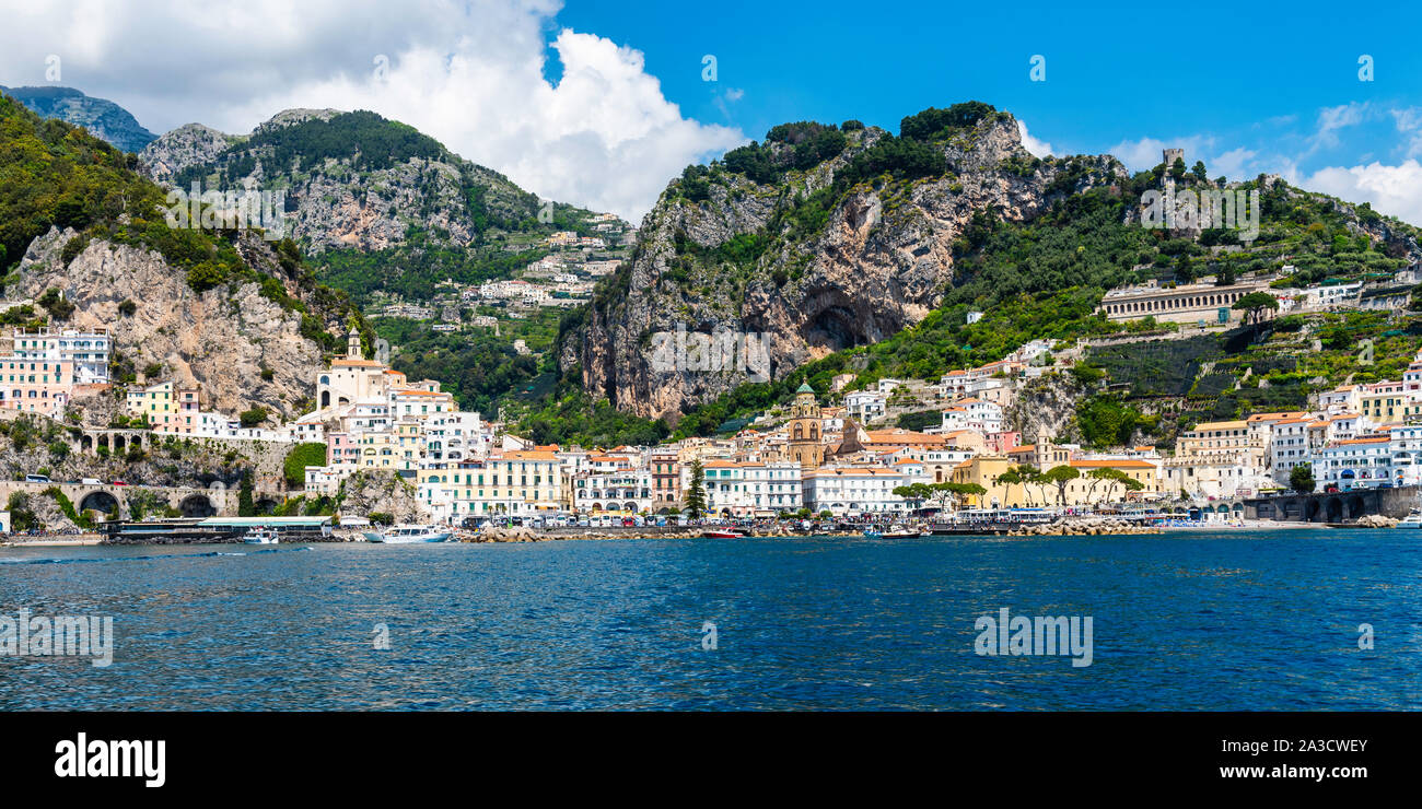 Blick auf die Stadt Amalfi an der wunderschönen Küste von Amalfi Stockfoto