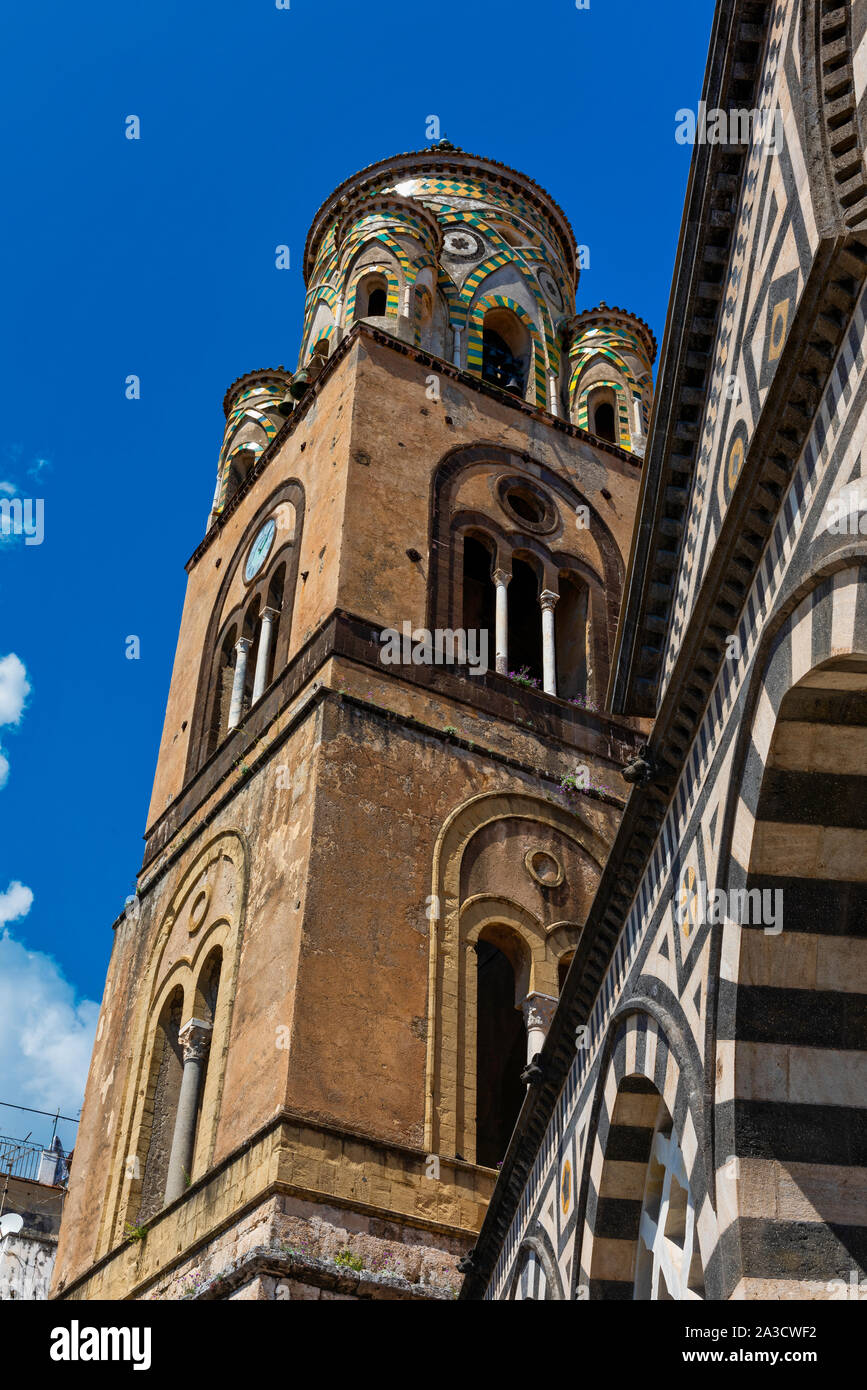 Der Turm der alten Kathedrale in Amalfi auf der wunderschönen italienischen Amalfiküste Stockfoto