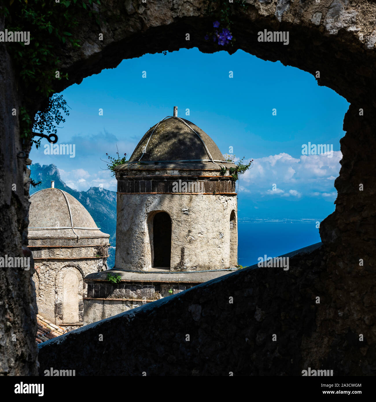 Die alte Kirche in der italienischen Stadt Ravello, an der wunderschönen Küste von Amalfi gelegen Stockfoto