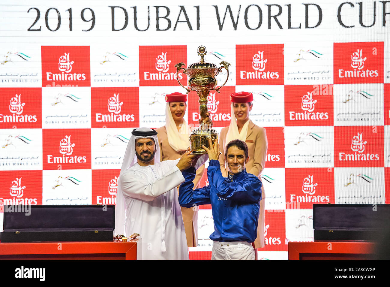 DUBAI, VAE, 30. März 2019. Saeed Bin Suroor und Christophe Soumillion pose mit der Dubai World Cup Trophäe. Thunder Schnee geritten von Christophe Soumillion gewann die Wm für das zweite Jahr in Folge, die Erste, die jemals Pferd geworden, diese Trophäe mehr als einmal zu gewinnen. Stockfoto