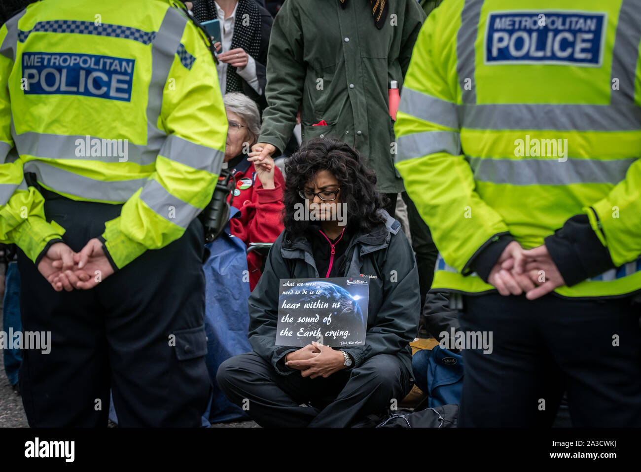 Aussterben Rebellion Demonstranten blockieren und Lambeth Brücke einnehmen. Die Umweltaktivisten beginnen zwei Wochen neue Welle von Protest Aktion verursacht Störungen an den wichtigsten Standorten in London und Westminster Bridge, Lambeth Brücke, der Trafalgar Square, Parlament und Smithfield Market sowie mehrere Straßenblockaden. Der Metropolitan Police haben über 1500 Festnahmen bestätigt. London, Großbritannien. Stockfoto