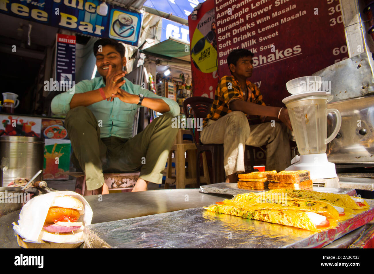 Garküche Verkauf von Snacks an der Nainital Lake Shore, Nainital, Uttarakhand, Indien Stockfoto