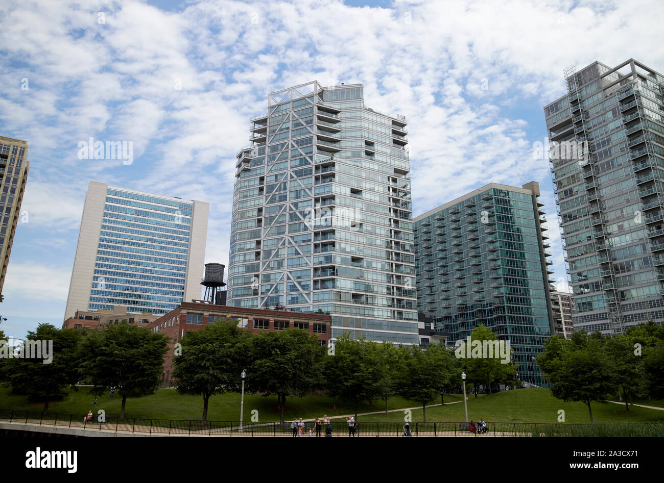 Ein. Montgomery Ward Park bekannt als erie Park und Erie im Park Eigentumswohnungen in der Nachbarschaft River North Chicago Illinois Vereinigte Staaten von a Stockfoto