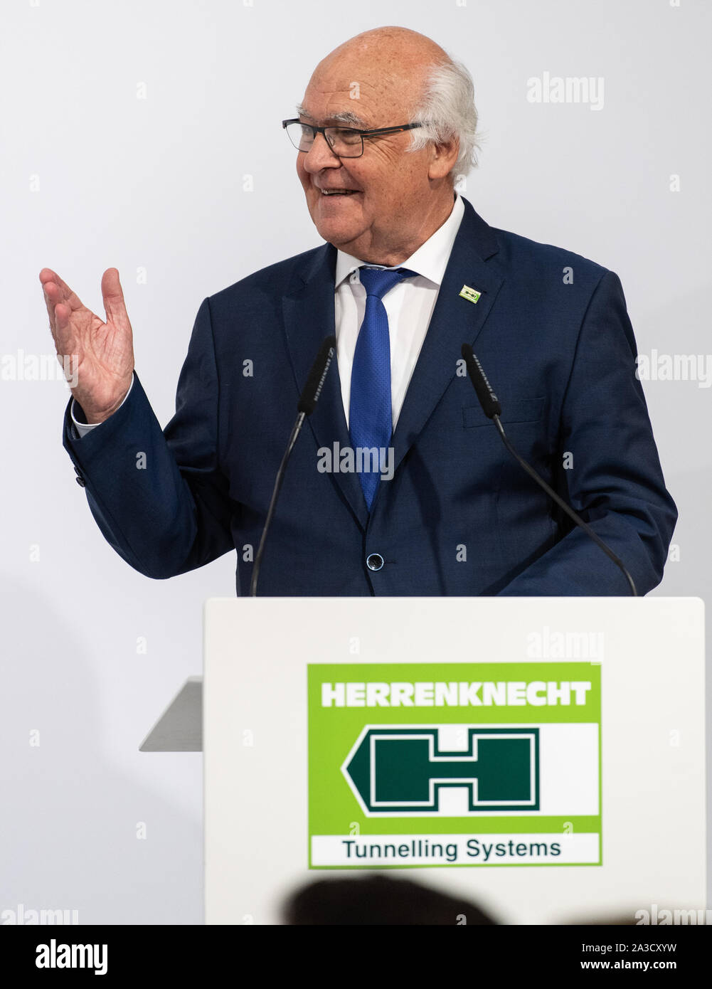 Schwanau, Deutschland. 07 Okt, 2019. Unternehmer Martin Herrenknecht spricht während des Besuchs von Bundeskanzlerin Angela Merkel (CDU). Herrenknecht fertigt und liefert übergroße Tunnelbohrmaschinen weltweit. Quelle: Patrick Seeger/dpa/Alamy leben Nachrichten Stockfoto