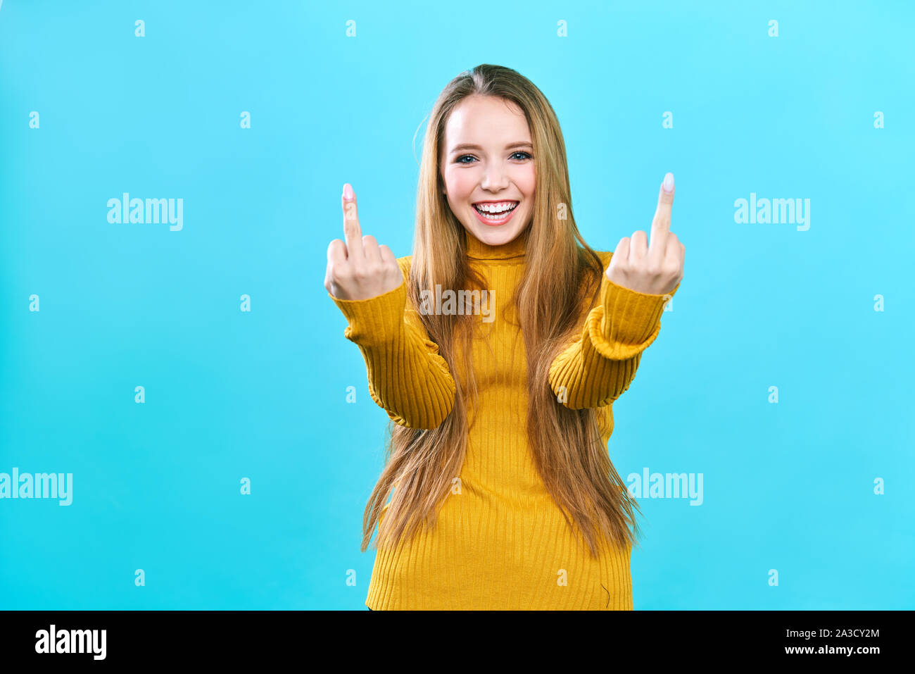 Junge schöne Frau stehend über isolierte blauen Hintergrund zeigt Mittelfinger, ficken Sie schlechte Ausdruck, Stockfoto