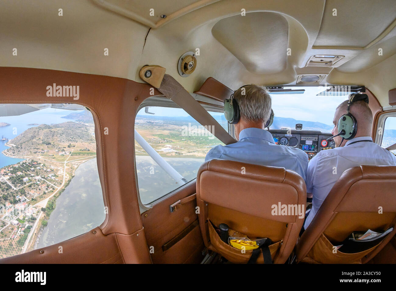 Pilot und Kopilot in einer Cessna 172 Flugzeug in der Nähe von Megara in der Nähe von Athen, Attika, Griechenland fliegen Stockfoto