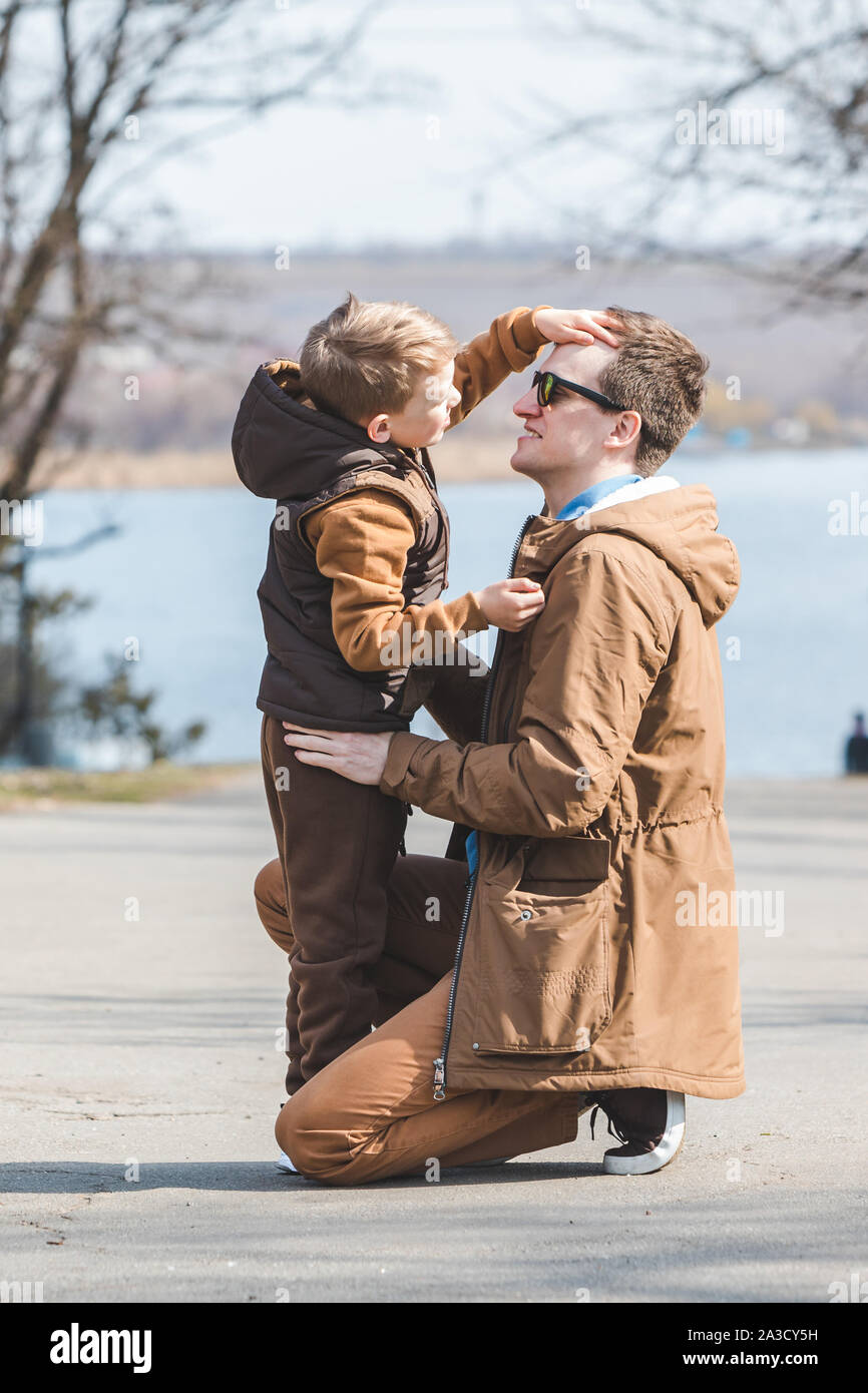 Vater umarmt kleinen Sohn im Freien Stockfoto