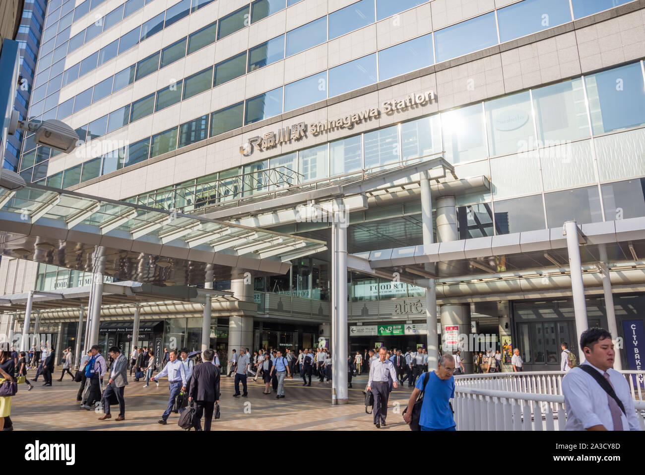 Shinagawa, Tokio, Japan, 10.02.2019, Ausgang Ost der Shinagawa Station, mit japanischen Leute um 7: 40 Uhr an Werktagen. Stockfoto