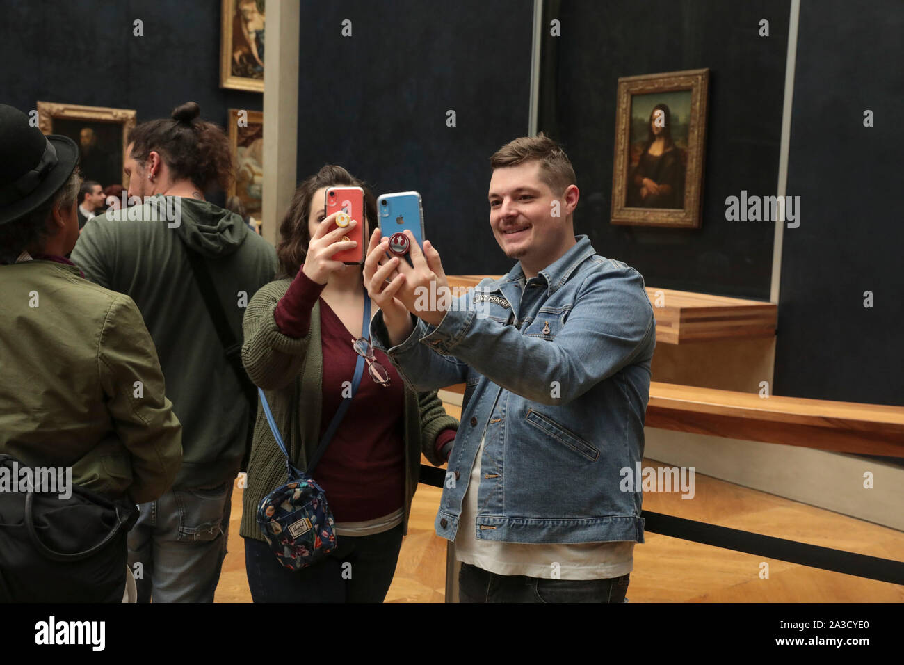 MONA LISA WAR WIEDER IN IHRE GALERIE im Louvre Museum Stockfoto