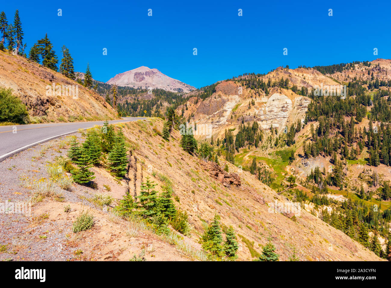 Straße in Lassen Volcanic National Park, Kalifornien, USA. Stockfoto