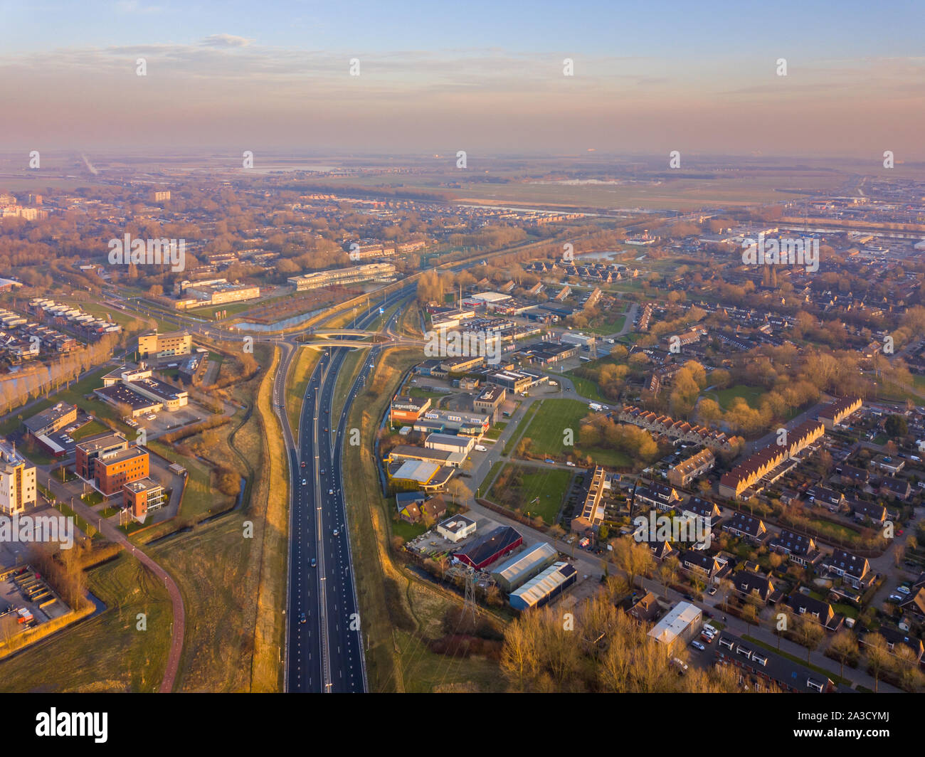 Blick über den östlichen Teil der Stadt Groningen mit Vororten von Oosterhoogebrug, Ulgersmaborg und Lewenborg Stockfoto