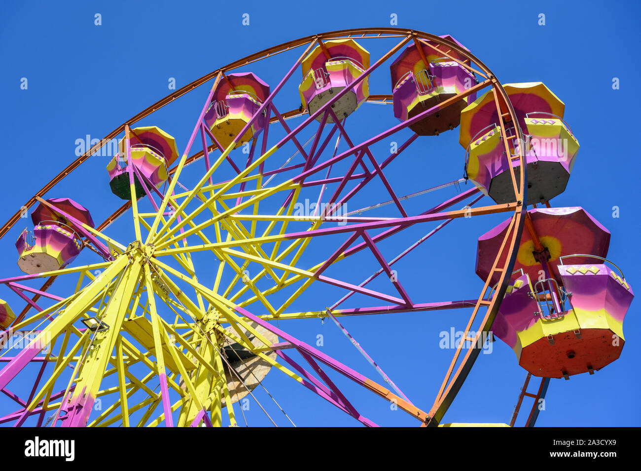 Eine alte, bunt bemalt, Riesenrad auf einem Messegelände in Messini, Peloponnes, Griechenland. Stockfoto