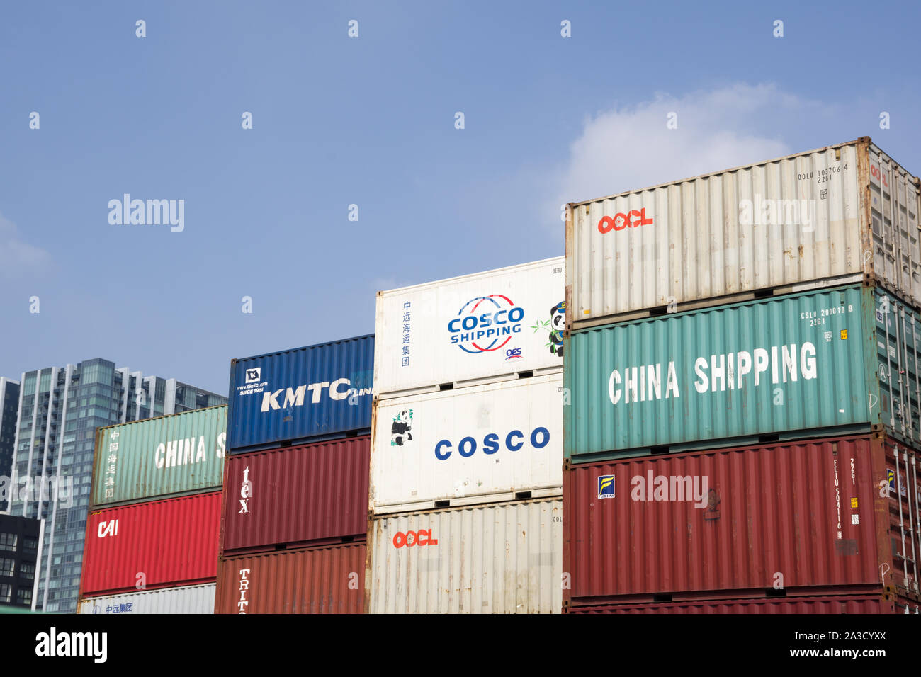 Tokio, Japan, 10.02.2019, kmtc, cosco Versand, oocl, China, Cai Container auf Tokyo Port. Stockfoto