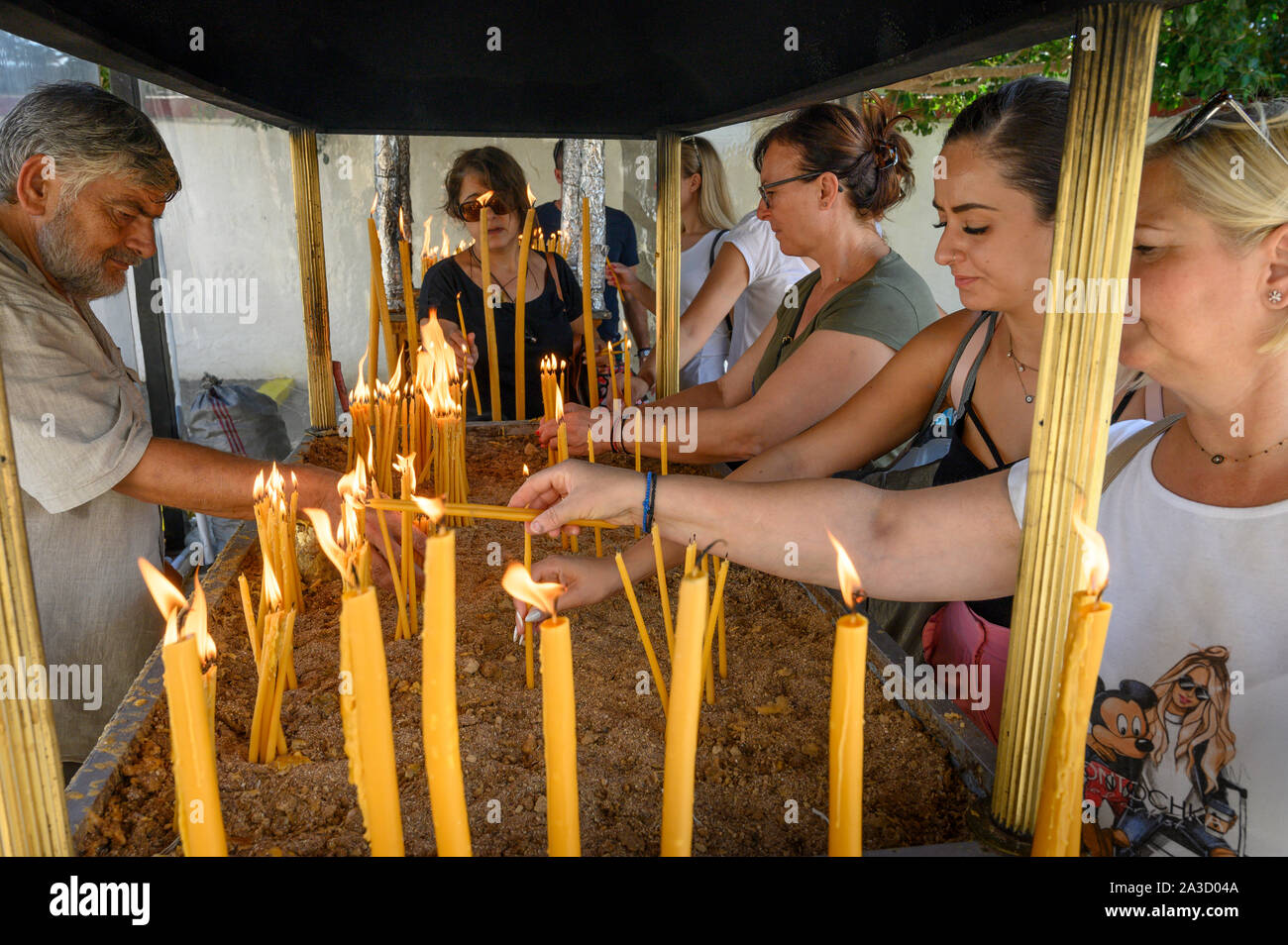 Menschen Kerzen an einem orthodoxen Schrein während eines Festivals in der Stadt Messini, Peloponnes, Griechenland. Stockfoto