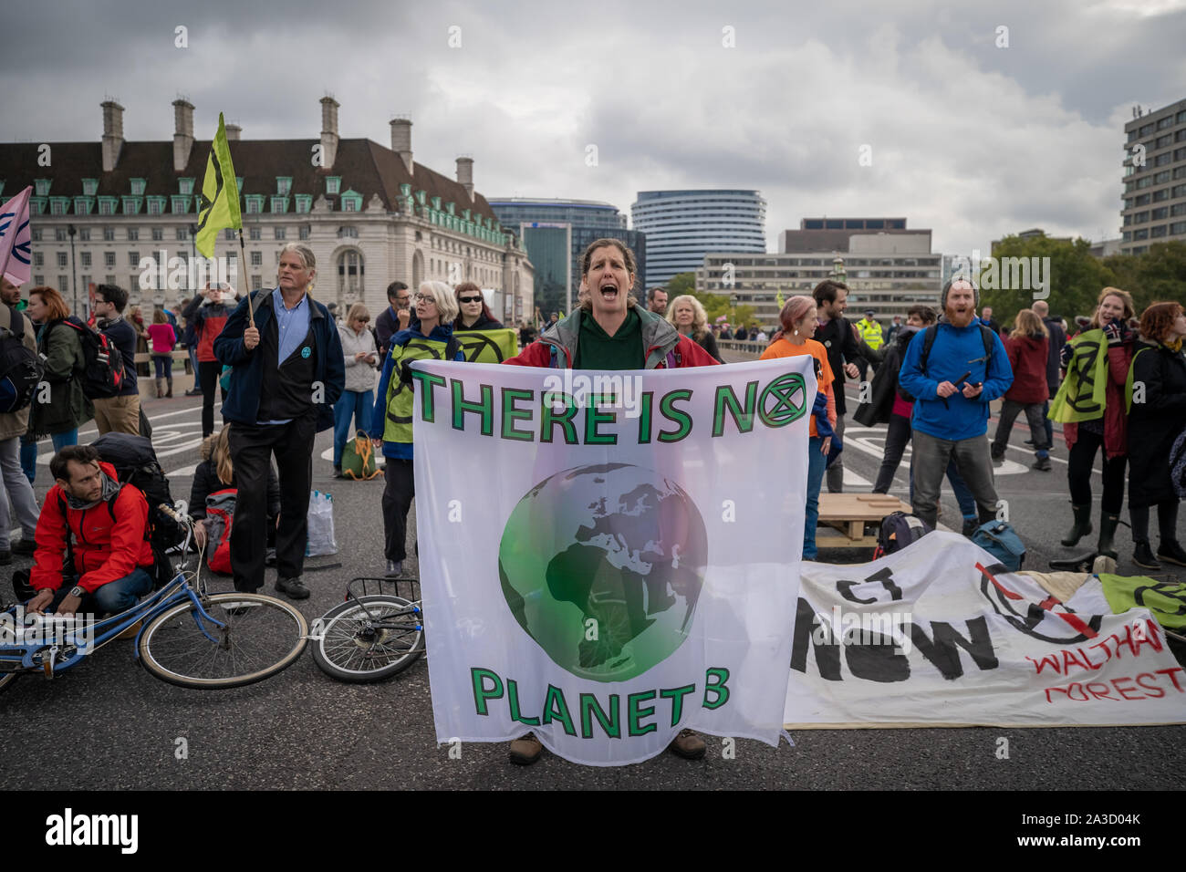 Aussterben Rebellion Demonstranten blockieren und die Westminster Bridge besetzen. Die Umweltaktivisten beginnen zwei Wochen neue Welle von Protest Aktion verursacht Störungen an den wichtigsten Standorten in London und Westminster Bridge, Lambeth Brücke, der Trafalgar Square, Parlament und Smithfield Market sowie mehrere Straßenblockaden. Der Metropolitan Police haben über 1500 Festnahmen bestätigt. London, Großbritannien. Stockfoto