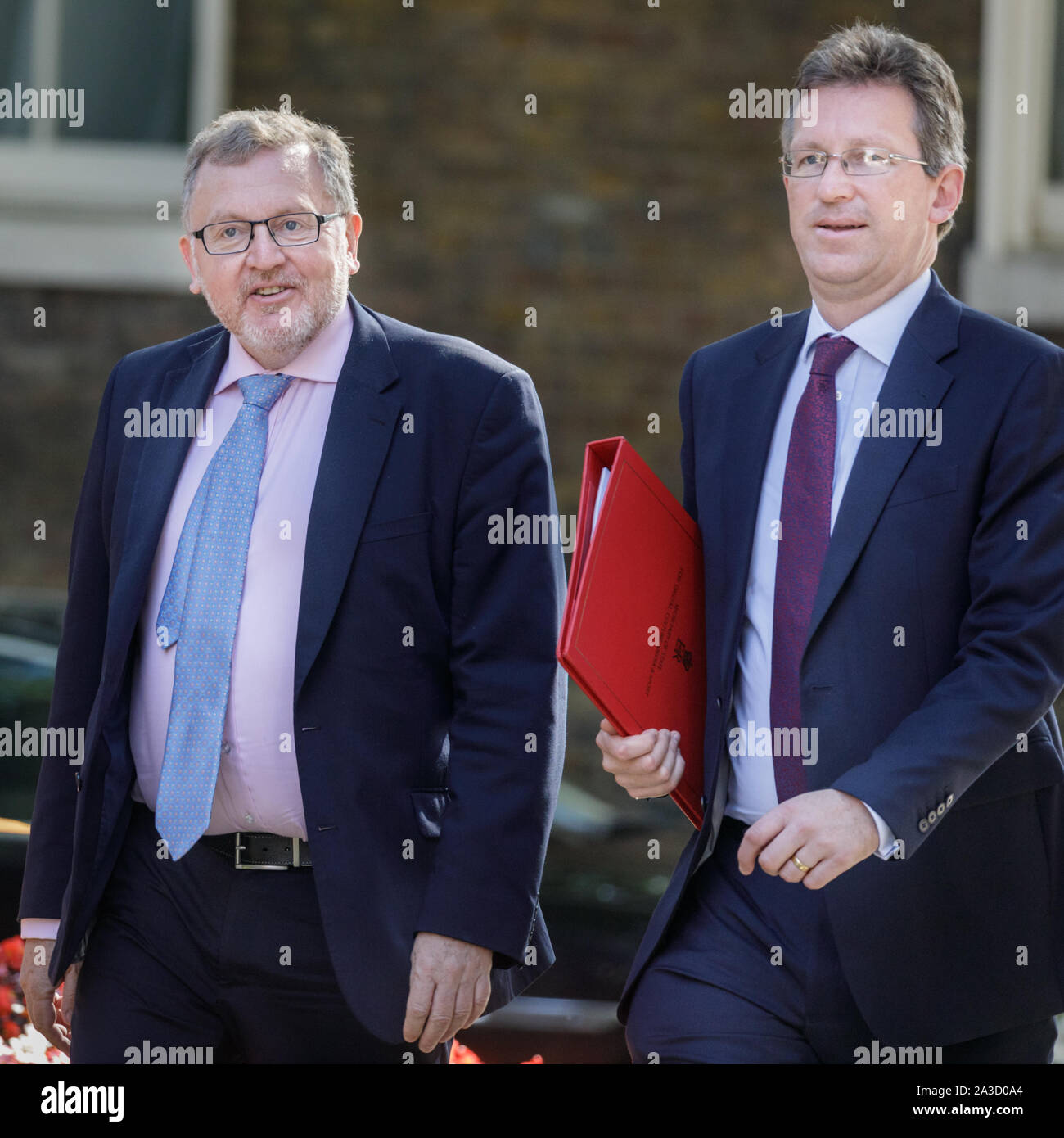 David Mundell (links), Staatssekretärin für Schottland und Jeremy Wright (rechts), Staatssekretär für Digitale, Kultur, Medien und Sport in Downing Stockfoto
