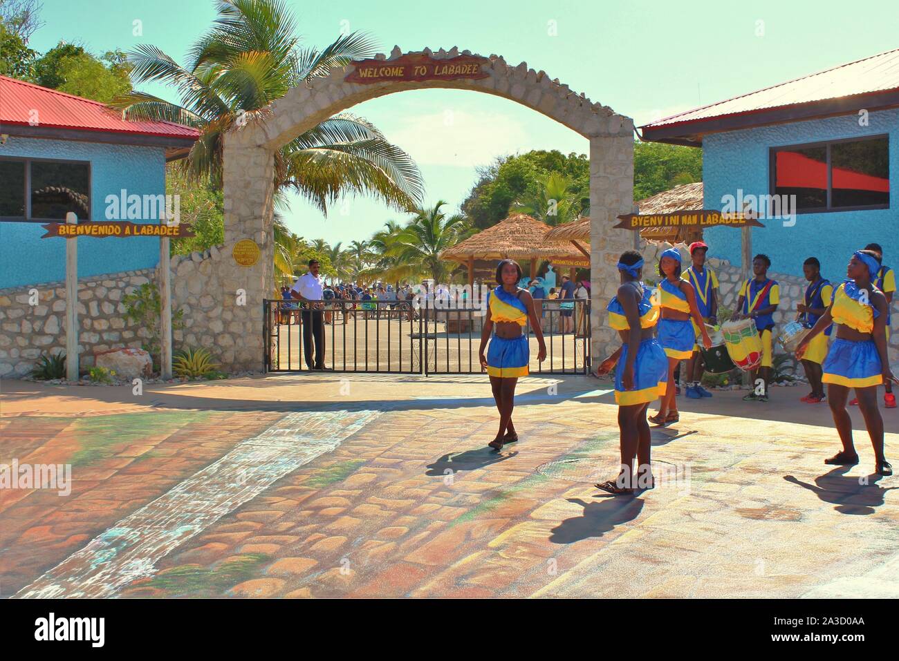 Eine Gruppe von traditionellen junge Tänzer und Trommler, die vor dem Eingang zum privaten Resort von Labadee, von Royal Caribbean Cruises. Stockfoto