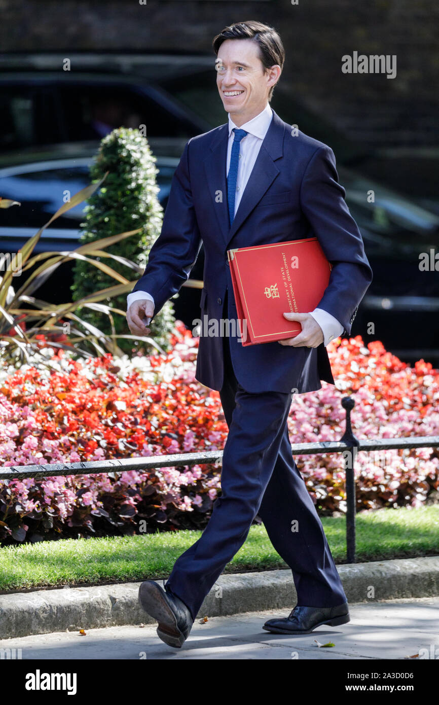 Rory Stewart, MP, britischer Politiker, Staatssekretär für internationale Entwicklung, mit rotem Ordner in Downing Street, London, Großbritannien Stockfoto