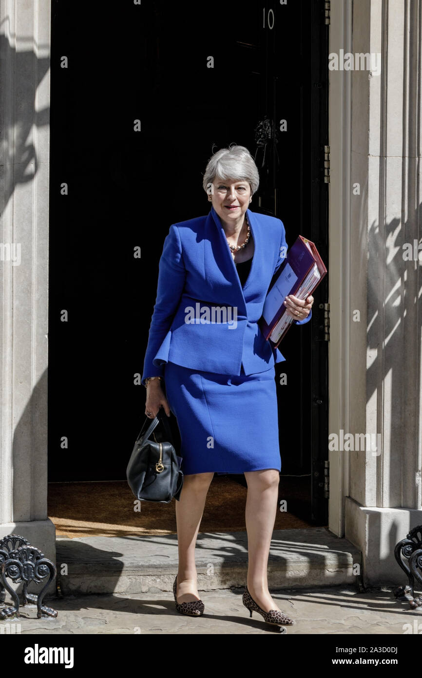 Der britische Premierminister Theresa May fährt Downing Street Nr.10 für PMQs an ihrem letzten Tag im Amt, Juli 2019, London, UK Stockfoto