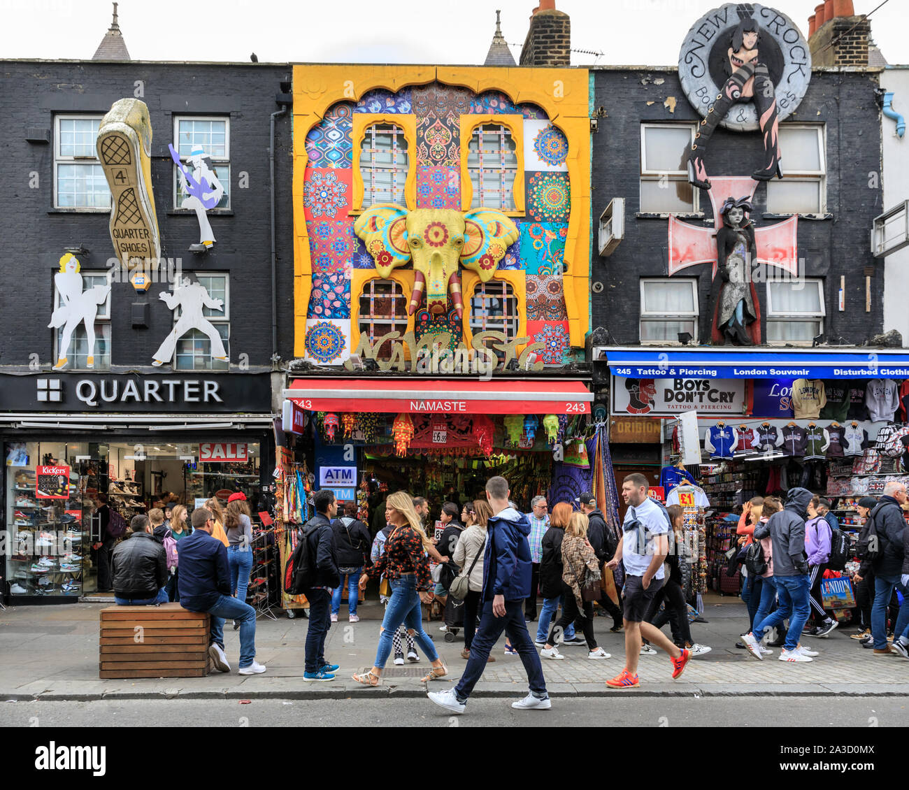 Touristische shop äußeren Fassaden in Camden High Street, London, UK Stockfoto