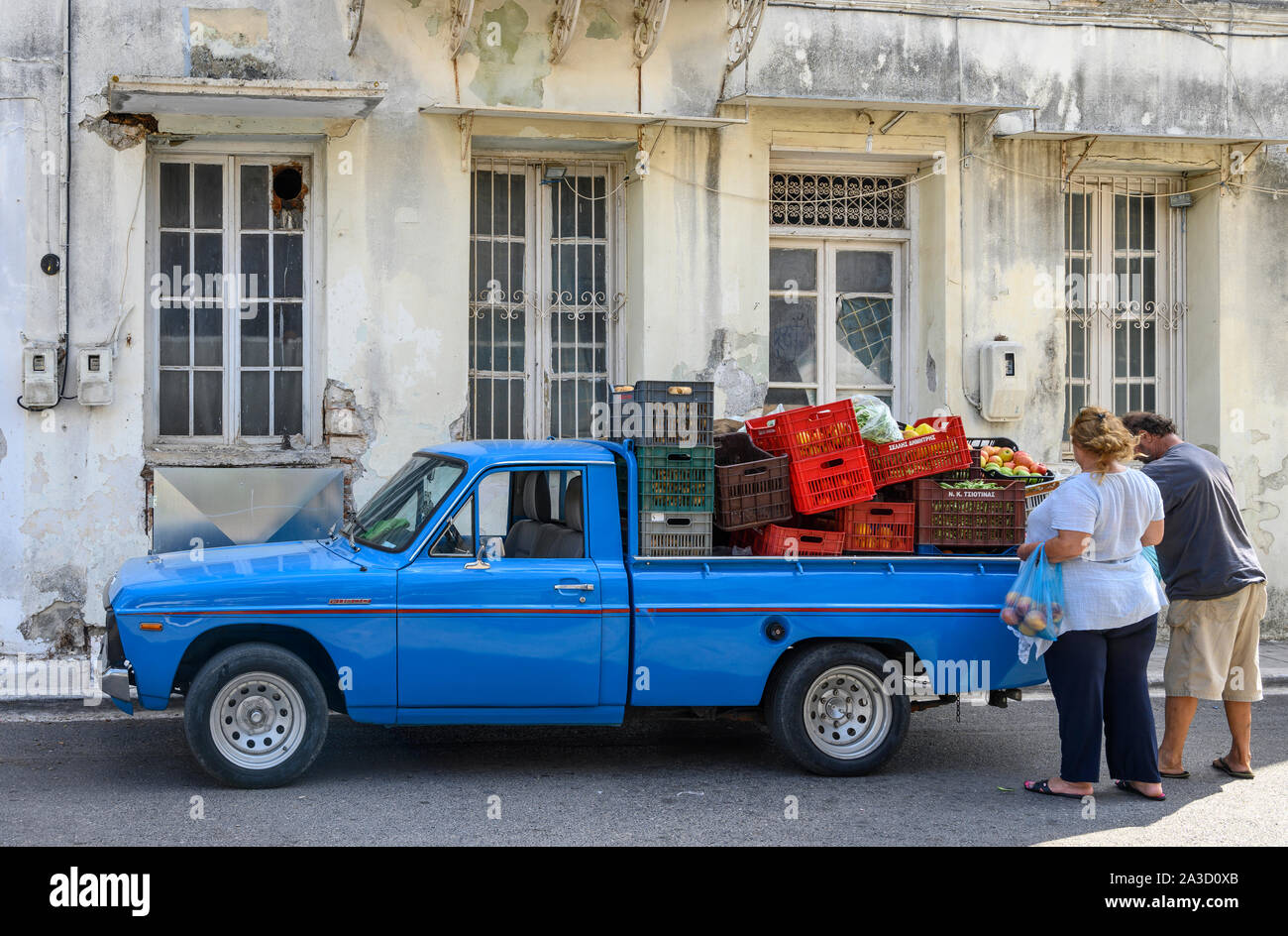 Eine manavis, einem mobilen Obst und Gemüse Verkäufer, eine alte und restaurierte Mazda Pickup Truck, in dem Dorf Androusa, Peloponnes, Music Stockfoto