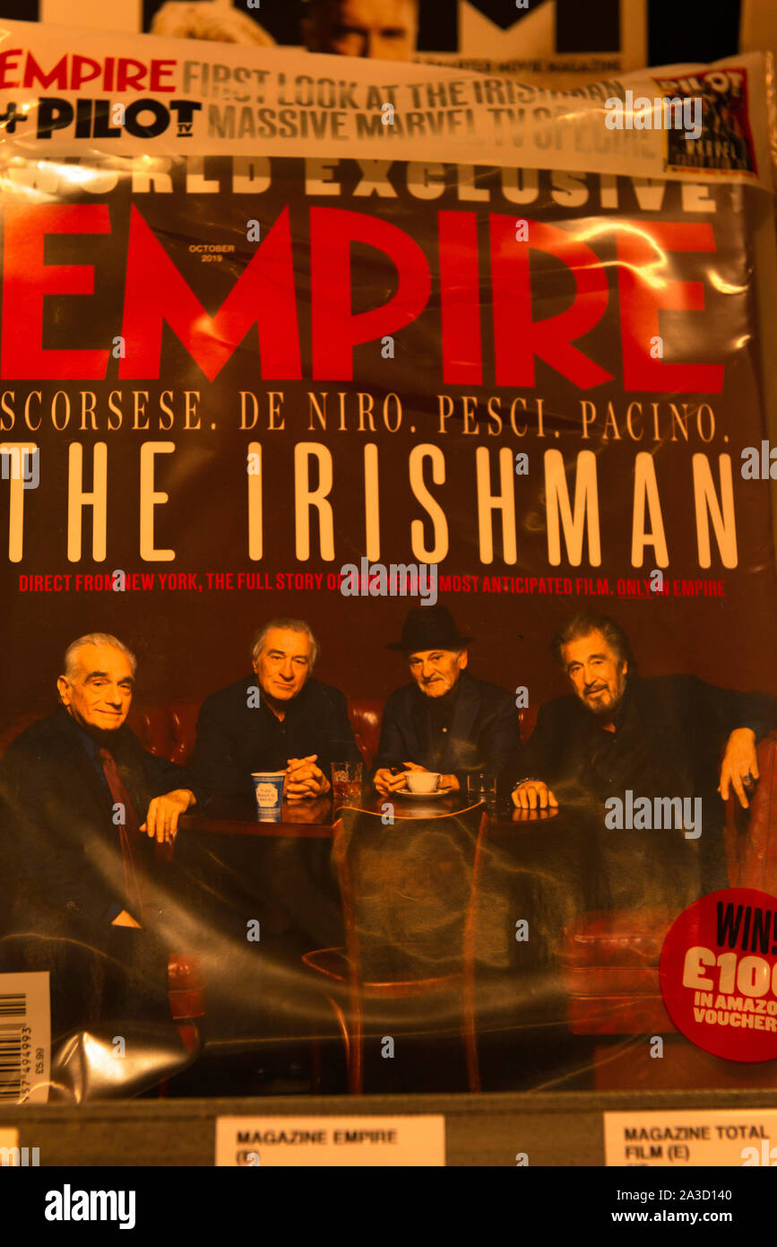 Die irischen Filmschauspieler und Regisseur auf dem Titelblatt des Empire Magazins in einem Zeitungsregal. Stockfoto